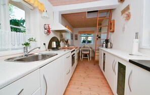 Køleskab, mikrobølgeovn, kogeplade, køkkentøj/tallerkener/redskaber