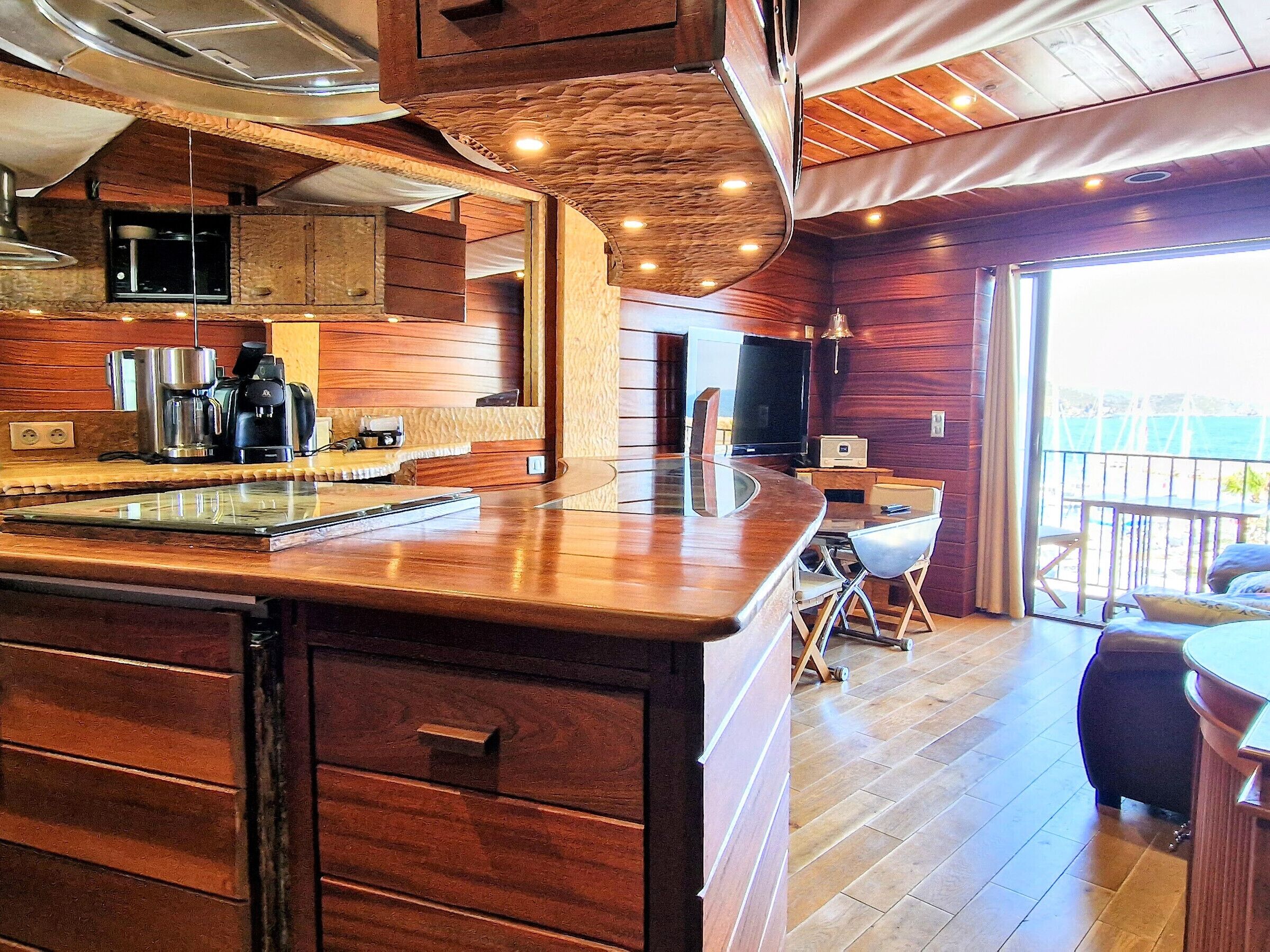 Een koelkast, een microgolfoven, een kookplaat, een vaatwasser