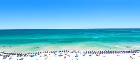 Una spiaggia nelle vicinanze