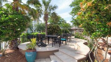 屋外ダイニングエリア