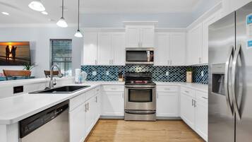 冷蔵庫、電子レンジ、オーブン、コンロ