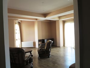 Appartement, 1 chambre (Ulitsa Burdzgla 24) | Aire de séjour | Téléviseur à écran plat