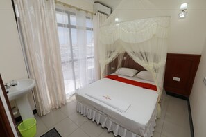 Meja kerja, kedap suara, setrika/meja setrika, dan Wi-Fi gratis