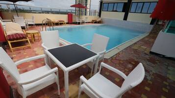 Piscina a l'aire lliure i gandules