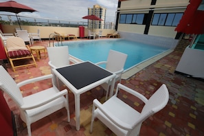 Kolam renang outdoor, dengan kursi berjemur