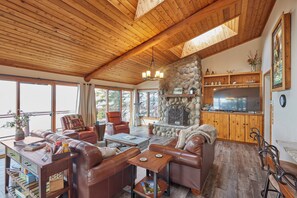 TV, fireplace, DVD player, books - 'Reflections' Cabin on Lake Superior - Near Lutsen (Schroeder)