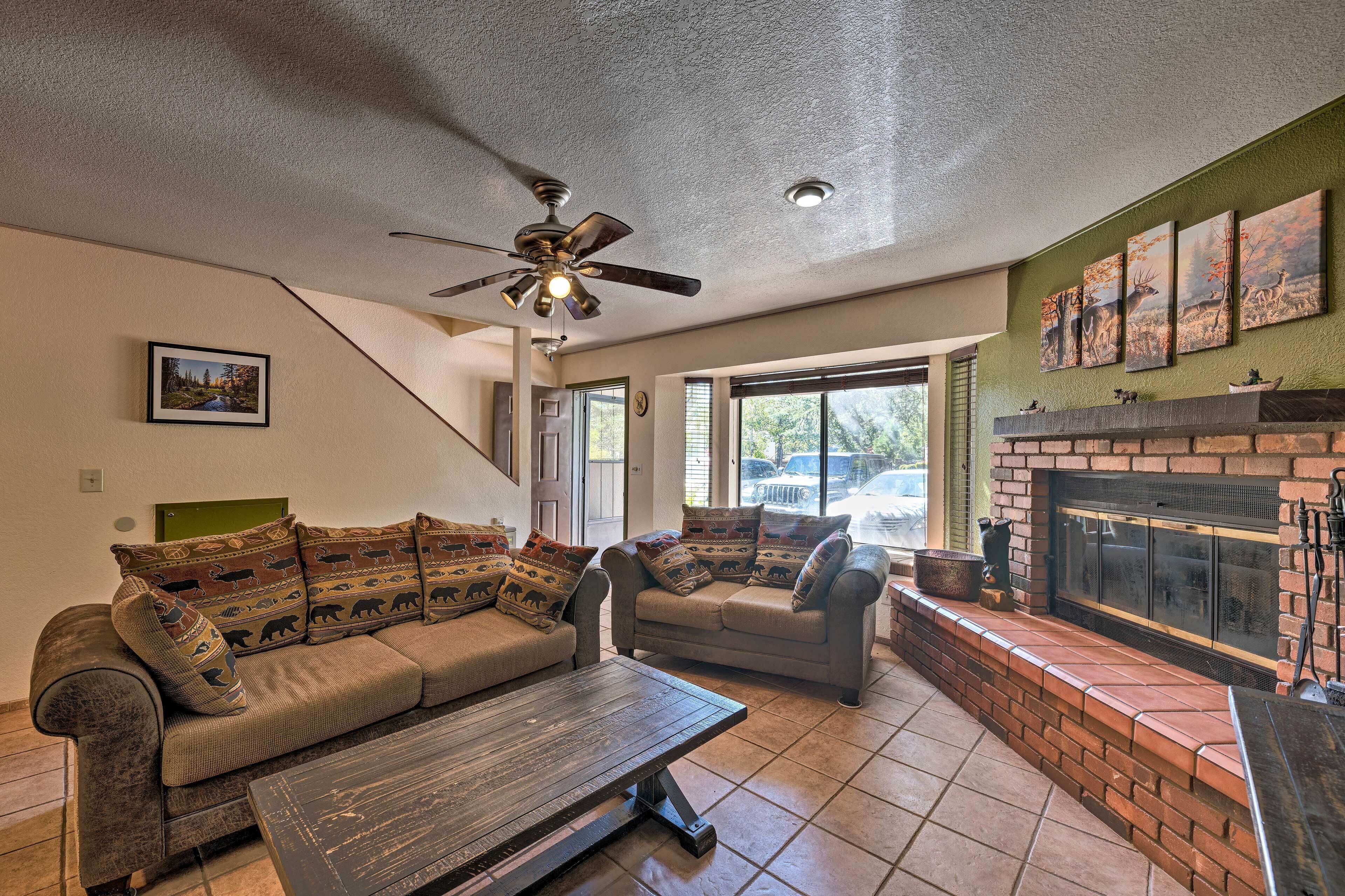Pinetop Townhome in Gated Resort w/ Pool & Spa!
