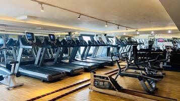 Ein Fitnessstudio mit mehreren Laufbändern, Ergometer und Kraftgeräten.