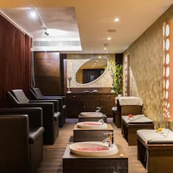 Tina de hidromasaje, baño de vapor y manicures y pedicures