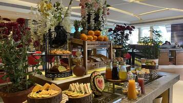 Desayuno continental diario (INR 650 por persona)