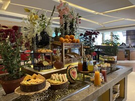 Se ofrece un desayuno continental (650 INR por persona)