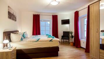 3 bedrooms, desk, WiFi, bed sheets