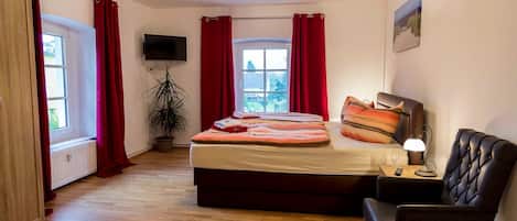 3 bedrooms, desk, WiFi, bed sheets