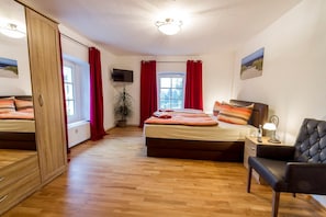 2 bedrooms, desk, WiFi, bed sheets