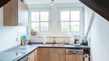 Kühlschrank, Ofen, Geschirrspüler, Hochstuhl