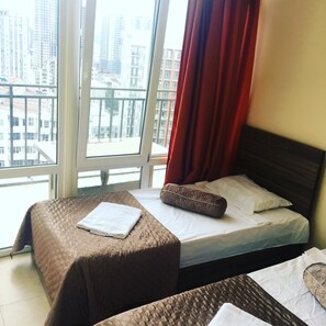 Quarto duplo, vista para a cidade | Escrivaninha, ferros/tábuas de passar roupa, Wi-Fi de cortesia