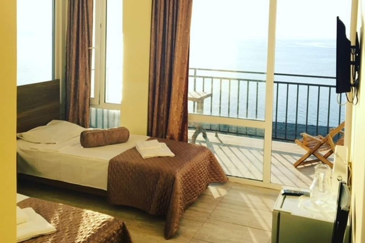 Twin kamer, uitzicht op zee | Een bureau, een strijkplank/strijkijzer, gratis wifi, beddengoed