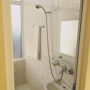 Zweibettzimmer, Meerblick | Badezimmer | Dusche, Hydromassagedusche, kostenlose Toilettenartikel, Haartrockner