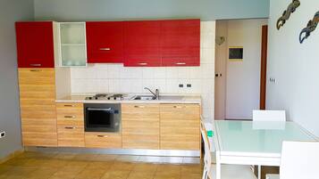 Full-size fridge, microwave, oven, stovetop