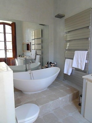 Bathtub, hair dryer, towels