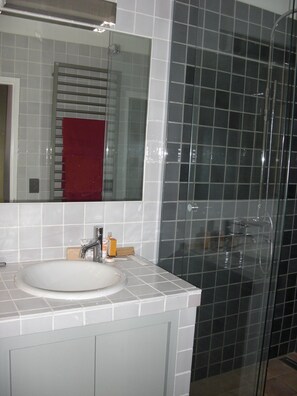 Bathtub, hair dryer, towels - Live a unique 'provencale' experience in the heart of the Luberon (Apt)