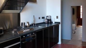 Een koelkast, een microgolfoven, een kookplaat, een vaatwasser