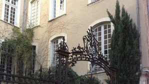 A wrought iron gate with a sign indicating a garden. - Live a unique 'provencale' experience in the heart of the Luberon (Apt)