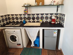 Réfrigérateur, plaque de cuisson, cafetière/bouilloire, grille-pain