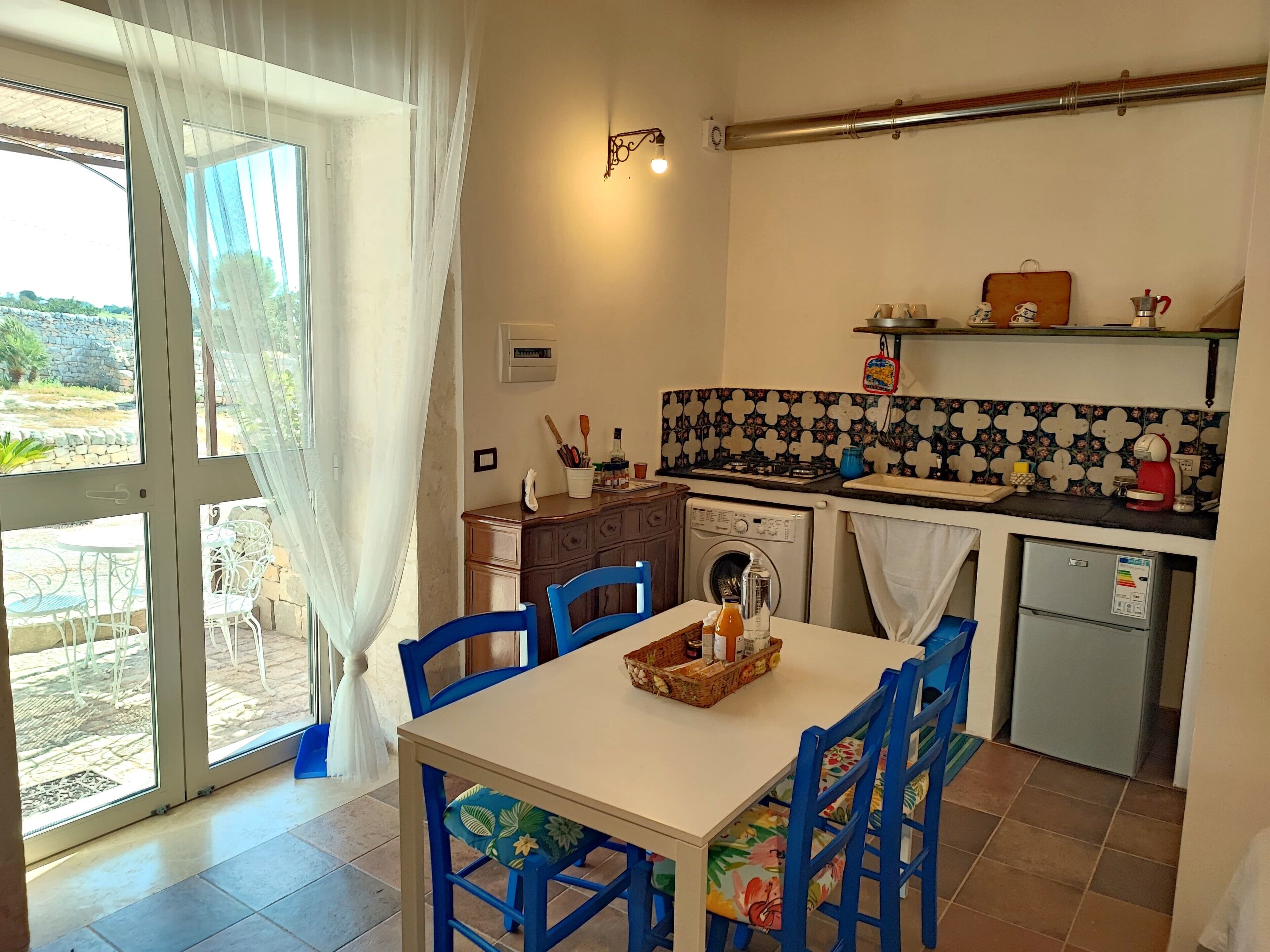 Frigorifero, piano cottura, macchina per tè/caffè, tostapane