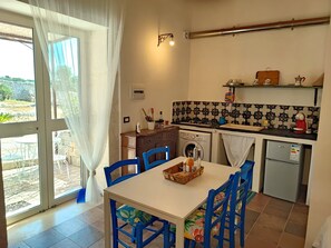 Kühlschrank, Herdplatte, Wasserkocher mit Kaffee-/Teezubehör, Toaster