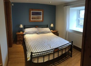 4 dormitorios, tabla de planchar con plancha, cuna de viaje