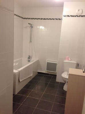 Bathtub, hair dryer, towels, soap - Quiet 2-bedroom apartment with pool 200 m from town centre (Saint-Rémy-De-Provence)