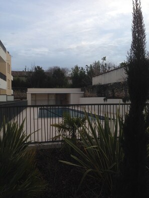 Property grounds - Quiet 2-bedroom apartment with pool 200 m from town centre (Saint-Rémy-De-Provence)
