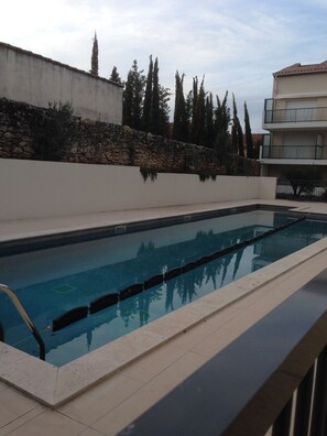 Outdoor pool - Quiet 2-bedroom apartment with pool 200 m from town centre (Saint-Rémy-De-Provence)