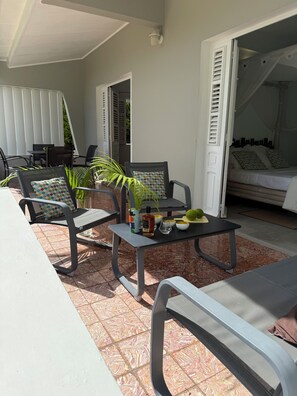 Outdoor dining - VILLA LES GRIVES 2 MINUTES' WALK FROM THE BEACH (Le Diamant)