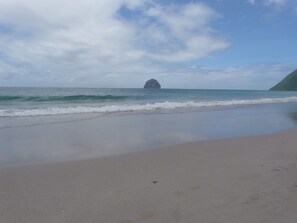 Playa en los alrededores y toallas de playa