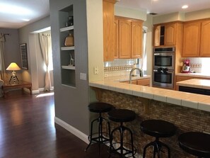 Private kitchen - Gallinger · Fabulous Grand Home Pool~Jacuzzi Central Walkable (Folsom)