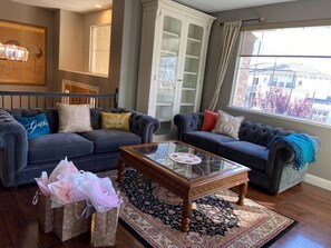 Living area - Gallinger · Fabulous Grand Home Pool~Jacuzzi Central Walkable (Folsom)