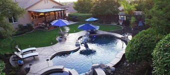 Gallinger · Fabulous Grand Home Pool~Jacuzzi Central Walkable