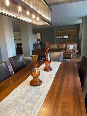 Interior - Gallinger · Fabulous Grand Home Pool~Jacuzzi Central Walkable (Folsom)