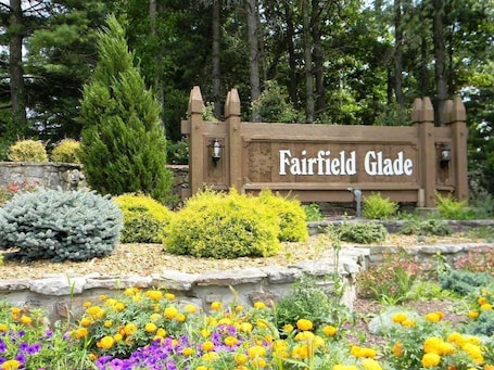 Unterkunftsgelände. ✨Fairfield Glade TN Stadtwohnung mit Kingsize-Bett; WiFI, Deck mit Grill
