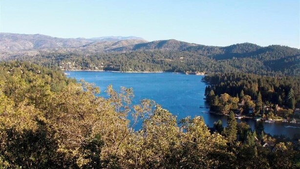 Un lago circondato da dolci colline boscose.