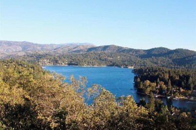 Gorgeous lake views, 5 Bed & 5 Bath + Loft, Game Room