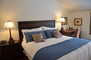 2 soverom, skrivebord, strykejern/-brett og reiseseng for barn