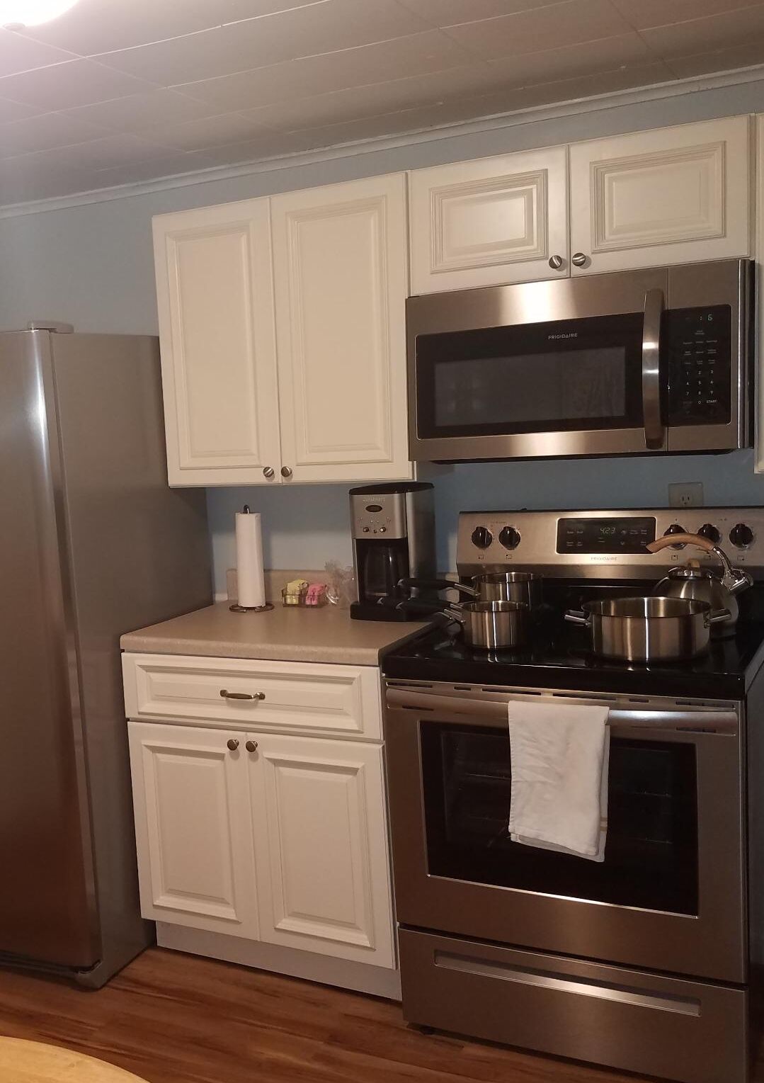 Coffee/tea maker, fridge, microwave, oven