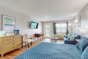 1 bedroom, iron/ironing board, free WiFi, bed sheets - Studio Condo in Town, Near Beach, Shared Pool and Hot Tub (Port Aransas)