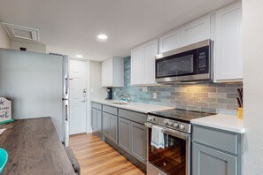 Fridge, microwave, oven, stovetop - Studio Condo in Town, Near Beach, Shared Pool and Hot Tub (Port Aransas)