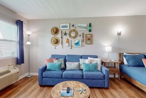 TV - Studio Condo in Town, Near Beach, Shared Pool and Hot Tub (Port Aransas)