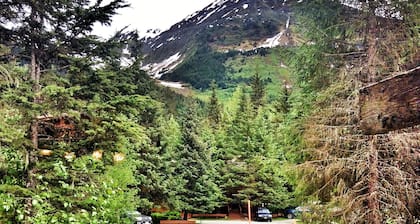 Awesome Fully Furnished Ski Chalet for 6 is Close to Slopes!
