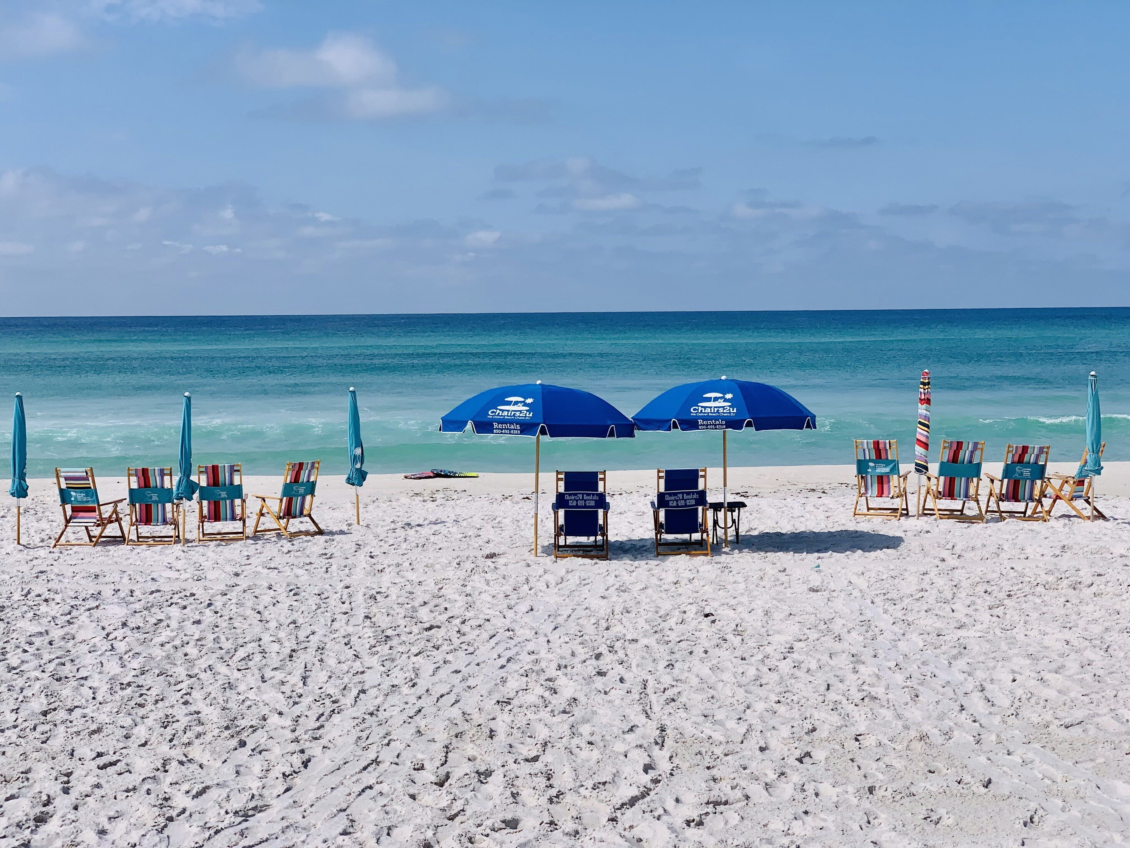 Plage, chaises longues